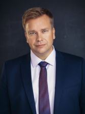 Puolustusministeri Antti Kaikkonen.
