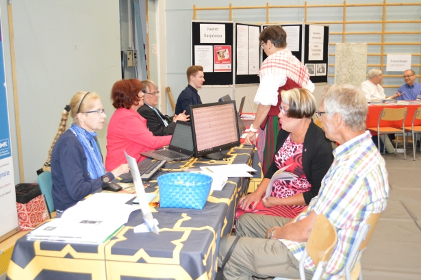 Sukututkijoiden päivystys Karjalaisilla kesäjuhlilla Kouvolassa 2018.