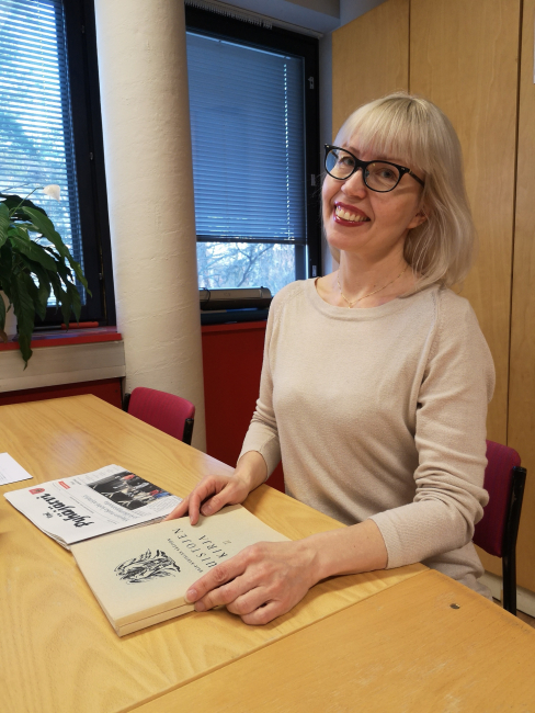 Katja Tikka on Karjalan Liiton historiankirjoittaja ja historia-blogin pitäjä. Kuva Saija Pelvas.