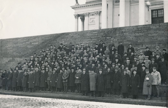 Karjalan Liiton perustamiskokouksen osallistujat Helsingin tuomiokirkon portailla 21.4.1940.