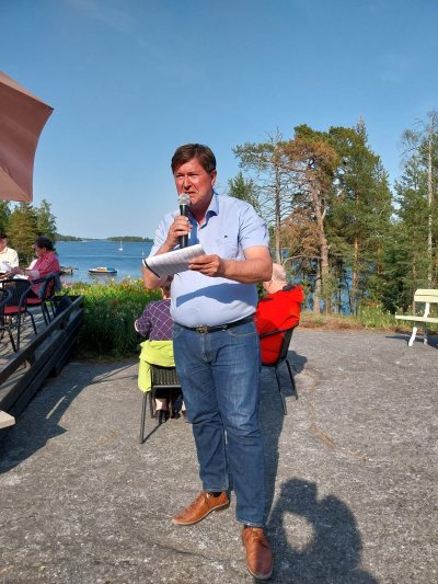 1. varapuheenjohtaja Pekka Määttänen Karjalaisten kesäkodilla Laulukemmakoissa kesällä 2023. Kuva M.Piipponen