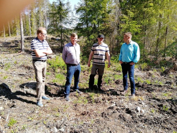 Mestilän yhteismetsän hoitokunnan pj. Veli-Antti Ruotsalainen, Karjalan Liiton Satakunnan piirin pj. Jouko Perttu, Metsänhoitoyhdistys Lounametsän edustaja Tero Lähteensuo ja Karjalan Liiton pj. Pertti Hakanen.