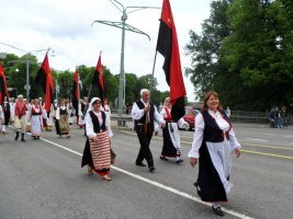 Heinolalaisia Lahden lippukulkueessa