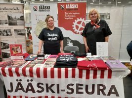 Jääski-seuran infopisteessä palvelivat Jaana ja Heljä