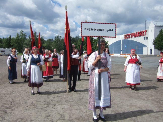 Karjalan Liiiton Päijät-Hämeen piirin osasto valmistautumassa lippumarssille Karjalaisilla kesäjuhlilla 2019.