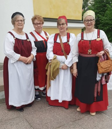 Ahkerat naiset palaavat Muistojen iltakirkosta Heljä Rahikkala