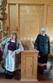 Pahkakirkossa Ylivieskan Karjalaisista Anna-Liisa Ojala ja puheenjohtaja Leena Huhtakangas Heljä Rahikkala