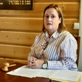 Minna Anttonen syyskokouksen puheenjohtajana Linnakalliolla Heljä Rahikkala