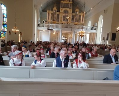 Muistojen iltakirkon yleisöä Päivi Kytömäki