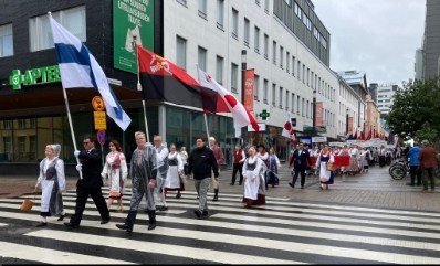Suomen lippu juhlakulkueessa Karjalan Liitto