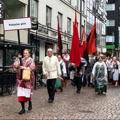 Pohjolan piiri juhlakulkueessa Karjalan Liitto