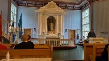 Asko Saunala lukee epistolaa kirkossa
