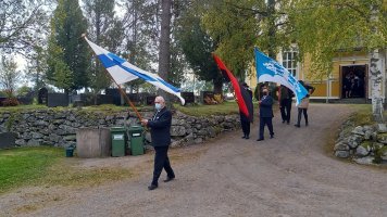 Lippukulkue kirkosta muistomerkille