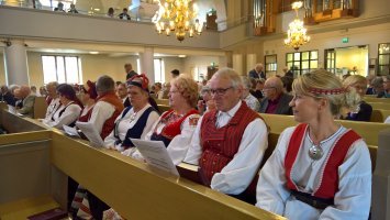 Alavuden kirkossa karjalaisen kansan messu alkamassa. Kuva Tea Itkonen 2018