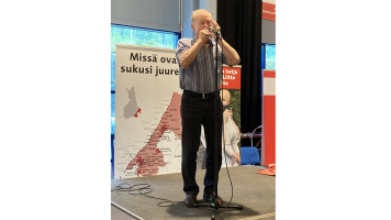 Lumivaarassa syntynyt Teuvo Rapo soitti huuliharppua.