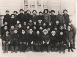 Ala-Raivolan koulun (111) poikaoppilaat vuosina 1918-1919. (kuva: Anni Pulkkinen)