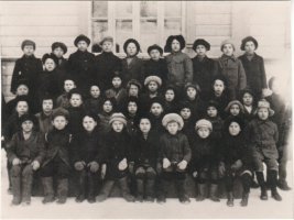 Ala-Raivolan koulun (111) poikaoppilaat vuosina 1918-1919. (kuva: Anni Pulkkinen)