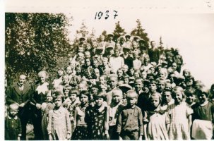 Ala-Raivolan koulun oppilaat 24.5.1937. Opettajina Paakkonen ja Wallman