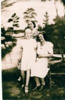 Alli Kunitsinin matka Terijoelle 19.7.1939. Edessä Olga täti ja takana Senja täti (Firsov)