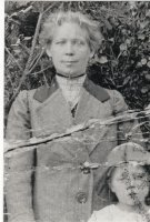 Anha Hollo ja tytär Maria noin vuonna 1915.