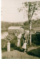 Apteekkari Vuorelan perhe; Paul, Siiri, Eeva ja Teuvo 21.7.1929. Takana näkyy Apteekinsaaren silta (kuva: Teuvo Vuorela)