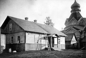 Edith Södergranin pienemmän talon (137) Suurkadulla erotti Kreikkalaiskatolisen Pyhän Nikolaoksen kirkosta vain aita.