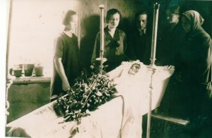Ekaterina Solomonovan os. Danilotskin hautajaiset. Vasemmalta Maria, Anastasia, Yrjö, Netsajeva? ja tuntematon