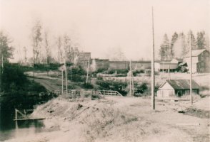 Galkinin silta Russovakankaalta päin. Takana Galkinin sähkölaitos-, saha- ja konttorit.