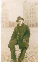 Juho Kuntola Viipirissa, Punaisenlähteen torilla 1937. Takana kerrostalo, jossa Kuntolat asuivat 1942-1944.