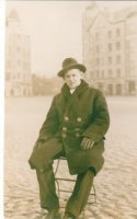 Juho Kuntola Viipirissa, Punaisenlähteen torilla 1937. Takana kerrostalo, jossa Kuntolat asuivat 1942-1944.