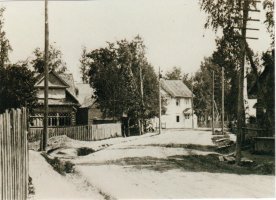 Suurkadulla Kivennavalle päin. Vasemmalla Tuomas Kirjavaisen Konelliike, takana Raivolan Apteekki ja oikealla Tuomas Kirjavaisen kauppa.