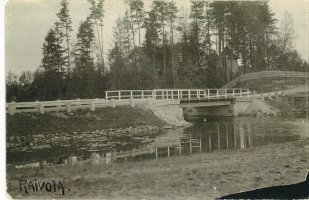 Kosensilta. Silta räjäytettiin vuonna 1939. Takana näkyy Kusnetsovin huvila.