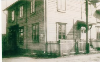Aleksander Miikkulaisen kauppa ja asuintalo (166) Pienenkadun ja Suurkadun risteyksessä. Talo paloi 1934.