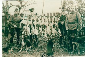 Jänismetsällä. Oikealta sotilaspastori Lahti, kauppias Tuomas Kirjavainen, luutnantti Murtonen ja vääpeli Vanamo.  (kuva: Anja Hall os. Kirjavainen)