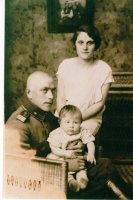 Isä Olavi Vanamo, äiti Valentina (Valja) os. Jeremajeva ja poika Pentti Olavi Vanamo 1926. (kuva: Pentti Vanamo).