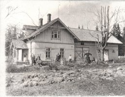 Heikki Tuokon perhettä Raivolan kotinsa (342) edustalla vuonna 1929. (kuva: Meeri-Tuokko Mansikka)