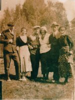 Oskari Mikkolainen ja Martta Ondruska, Toivo Mikkolainen ja Toivo Aliska ystävättärineen Apteekin saaressa 1930- luvun alussa (kuva: Emmi Mikkolainen).