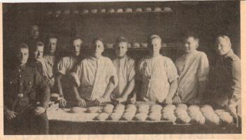 P.P.P.2:n leipomo Paavolaisen (134) talossa. Leipuri Antti harsia tarkastaa poikien lullien tekoa vuonna 1920. Alikersantti Antti Harsia ja vaimonsa Loviisa asuivat tuolloin Södergranin talossa ja pitivät klubia suojeluskuntalaisille. (kuva: Emmi Mikkolainen).