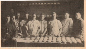 P.P.P.2:n leipomo Paavolaisen (134) talossa. Leipuri Antti harsia tarkastaa poikien lullien tekoa vuonna 1920. Alikersantti Antti Harsia ja vaimonsa Loviisa asuivat tuolloin Södergranin talossa ja pitivät klubia suojeluskuntalaisille. (kuva: Emmi Mikkolainen).
