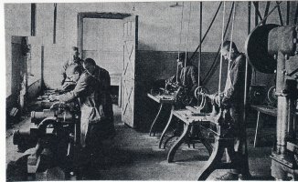 Raivolan lastenkodin ensimmäiset oppilaat  metallivertaassa 1921. 