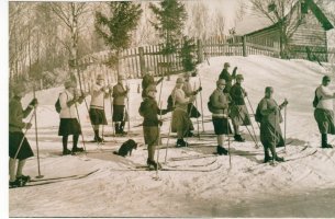 Raivolan lottia hiihtämässä (kuva: Emmi Mikkolainen).