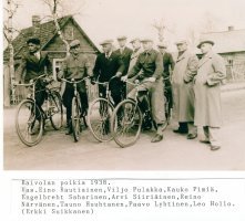 Raivolan miehiä vuonna 1938. Vasemmalta; Eino Rautiainen, Viljo Pulakka, Kauko Pimiä, Engelbreht Saharinen, Arvi Siiriäinen, Reino Närvänen, Tauno Huuhtanen, Paavo Lyhtinen ja Leo Hollo (kuva: Erkki Suikkanen).