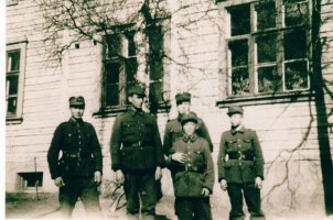Raivolan suojeluskuntalaisia Liikalan koululla 1943. Väinö Kankainen, Mikko Kopra, Kauko Kymäläinen, Reino Henttinen ja Olavi Kondelin.