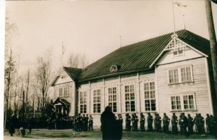 Raivolan suojeluskuntatalo (286) valmistui 1928. Kuvassa suojeluskuntalaiset valmistautuvat paraatiin.