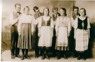 Raivolan työväenyhdistyksen tanhuryhmä n. 1920. Kuvassa mm. Viljo Nokkonen, Anna Hallström, Kerttu Vesterinen sekä vahtim. ja rouva Pennanen.