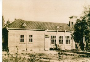 Raivolan työväentalo (58) rakenteilla vuonna 1930. Talo on tehty puretusta venäläisestä kansakoulusta.