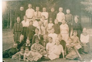 Raivolan Venäläisen koulun (136) oppilaita. Opettajat Klavdija Kunizina.
