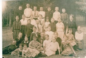 Raivolan Venäläisen koulun (136) oppilaita. Opettajat Klavdija Kunizina.