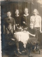 Raivolassa vuonna 1938. Takana: Siiri Hänninen, Jenni Kara, Hoiva Kirjavainen ja Maire Kouhia. Edessä Meeri Tuokko ja Liisa Wilhelmson (Kuva Jaana Mansikka)n