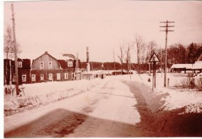 Rämön osittain tuhoutunut tehdasrakennus 1942. Asuinrakennus palanut.